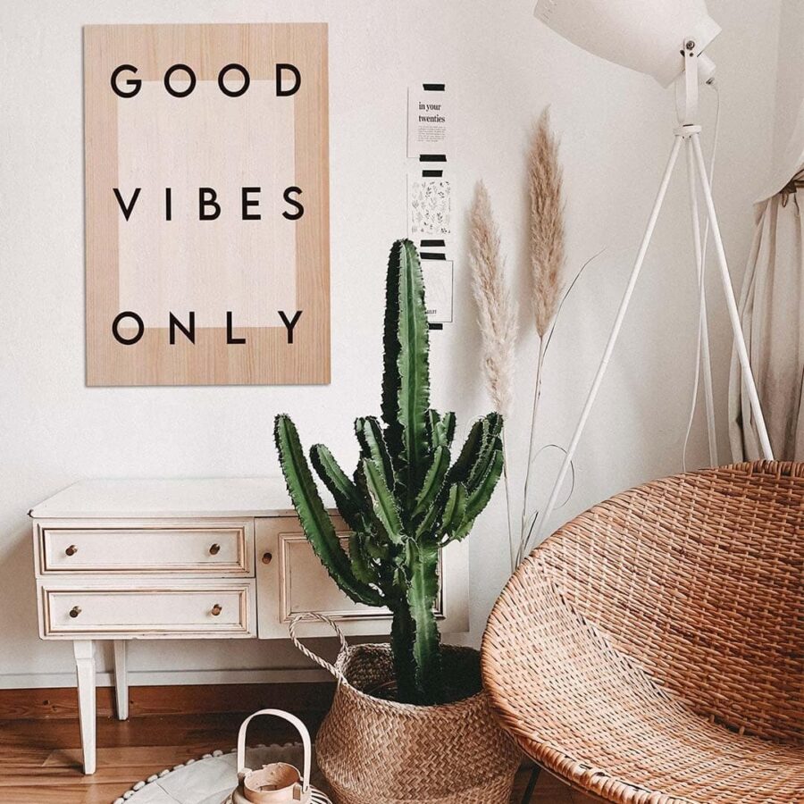 Ambiente de detalle con el cuadro de madera Good Vibes Only en tono blanco