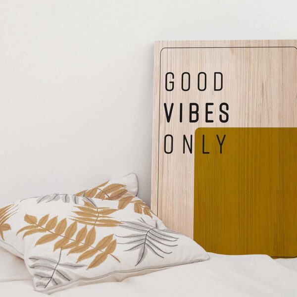 Ambiente de detalle con el cuadro de madera Good Vibes Only Yellow