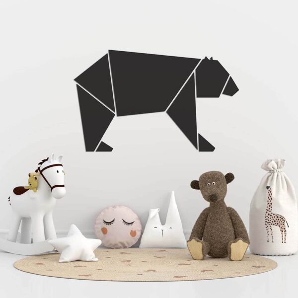 Ambiente en habitación infantil con Origami de Oso Polar fabricado en PVC negro de 5mm.