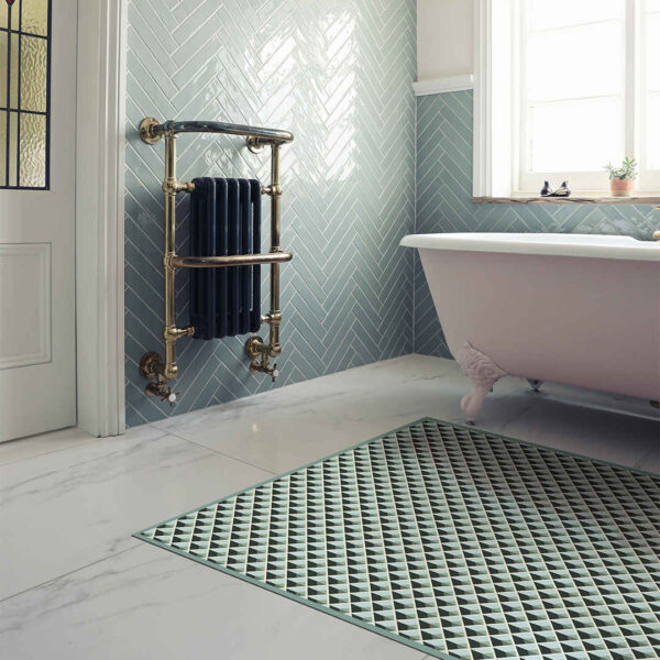 Ambiente de baño con la alfombra vinilo hidráulica Building Lasi Green